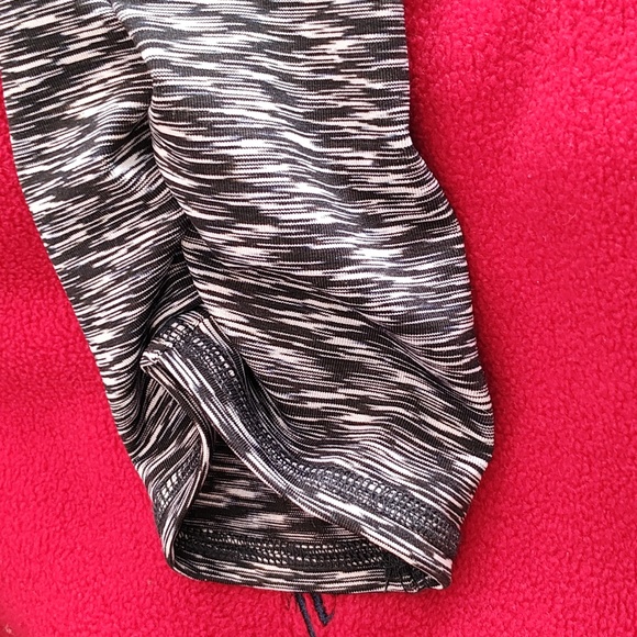 Guess Women's Black/White 7/8 length leggings Size M with ruffled cuff - Picture 5 of 6